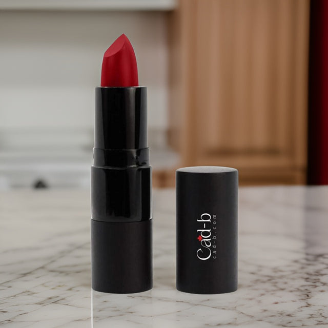 Rouge à lèvres crémeux à la vitamine E – Thrill P016 | Hydratant et couleur longue tenue | CAD B | P016